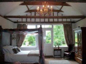 The Walnuts Country House